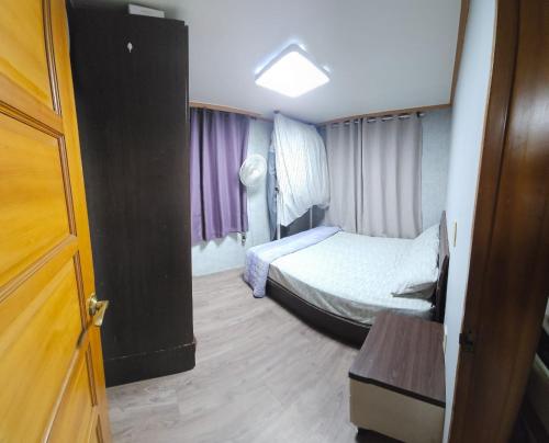 首爾的住宿－Seoul room ONLY GIRLS，一间小卧室,配有床和窗户