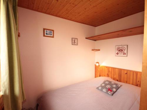 เตียงในห้องที่ Appartement Les Saisies, 2 pièces, 5 personnes - FR-1-293-400