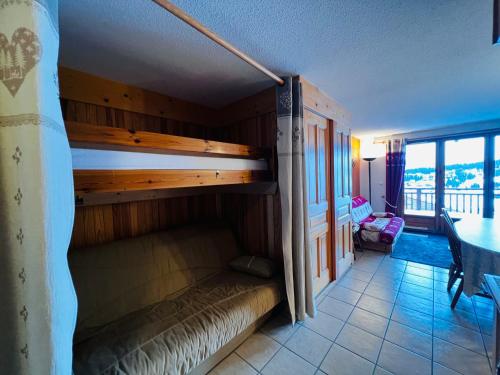 Etagenbett in einem Zimmer mit Balkon in der Unterkunft Appartement Les Saisies, 2 pièces, 6 personnes - FR-1-293-399 in Hauteluce