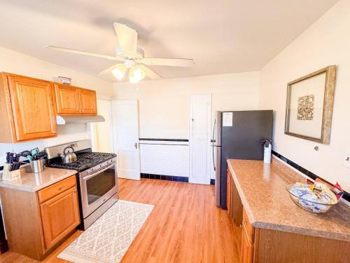 Dapur atau dapur kecil di Spacious 3 Bed, In Unit Laundry, Central Air