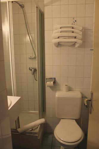Koupelna v ubytování Cit'Hôtel Le National