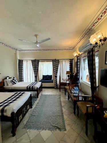 Postel nebo postele na pokoji v ubytování Hotel Udai Kothi