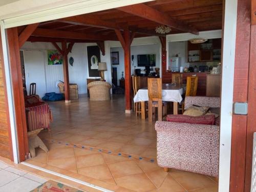 Χώρος καθιστικού στο Villa avec vue sur mer à Vieux Habitants, piscine