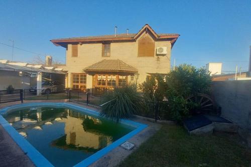 een huis met een zwembad voor een huis bij comodidad y tranquilidad in Jesús María