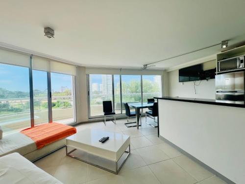 uma sala de estar com um sofá e uma mesa em Ocean drive 2 full amenities em Punta del Este