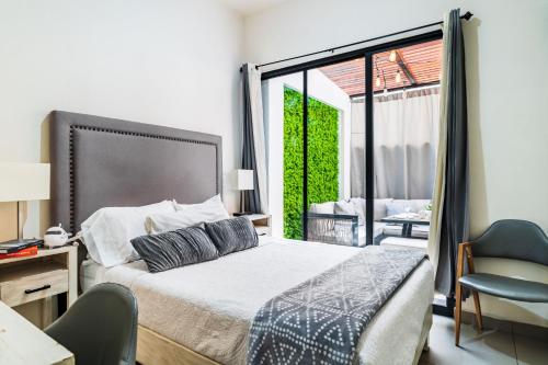 1 dormitorio con cama, escritorio y ventana en Casa Angel Dorado, en Ciudad de México