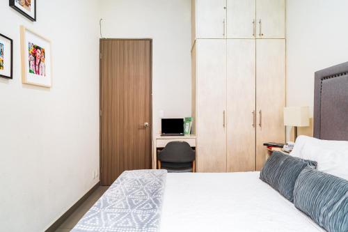 1 dormitorio con cama y escritorio en Casa Angel Dorado, en Ciudad de México