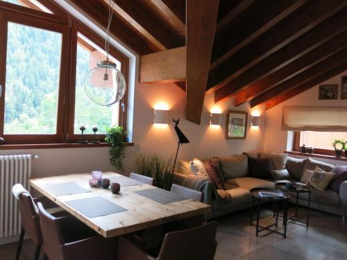 sala de estar con sofá y mesa en Villaggio delle Alpi en Pré-Saint-Didier