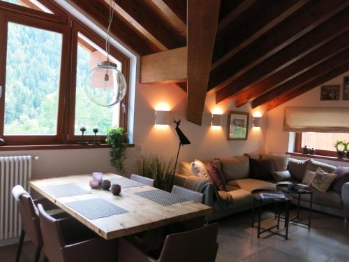 a living room with a couch and a table at Villaggio delle Alpi in Pré-Saint-Didier
