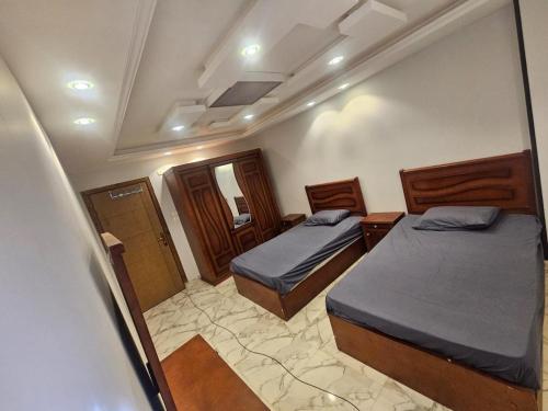 Cette petite chambre comprend 2 lits. dans l'établissement شقة مودرن للايجار اليومي والاسبوعي, à Mansoura
