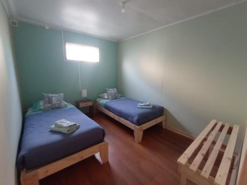 Tempat tidur dalam kamar di alojamiento, casa mate amargo Puerto Natales