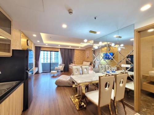 Kuchyň nebo kuchyňský kout v ubytování FLC Sea Tower Quy Nhơn - VIP HOUSE