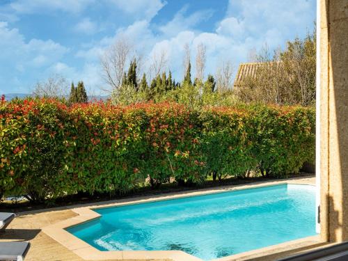 une piscine en face d'une haie dans l'établissement Villa Chardonnay, à Montbrun-des-Corbières
