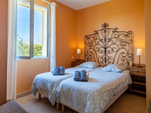 une chambre avec un lit avec des serviettes bleues dessus dans l'établissement Villa Chardonnay, à Montbrun-des-Corbières