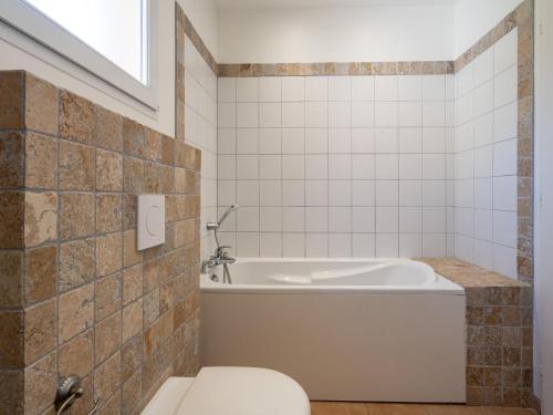 une salle de bain avec baignoire et toilettes dans l'établissement Villa Chardonnay, à Montbrun-des-Corbières