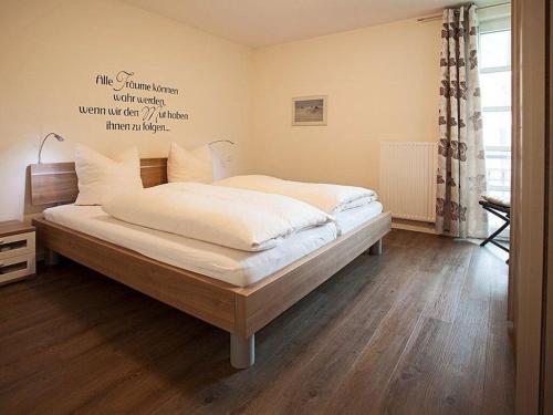 Residence on Lake Balmer في بالم: غرفة نوم بسرير كبير مع ملاءات بيضاء