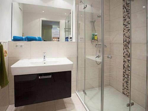 Residence on Lake Balmer في بالم: حمام مع حوض ودش