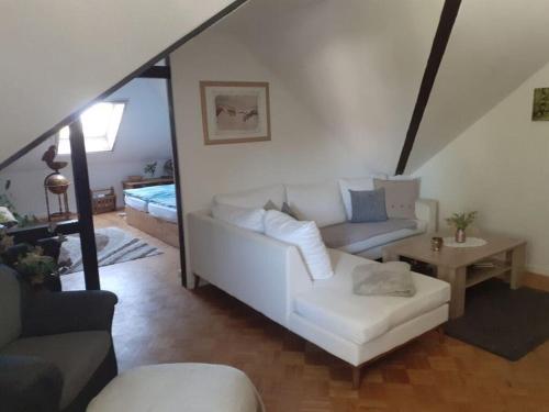 sala de estar con sofá blanco y cama en "Lake view" Modern retreat, en Torgelow am See