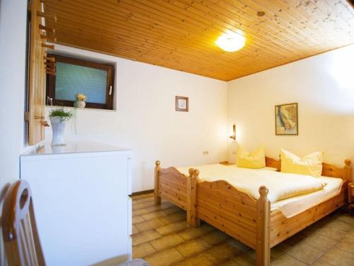 een slaapkamer met een houten bed in een kamer bij Holiday home Blumenhain in Bad Wünnenberg