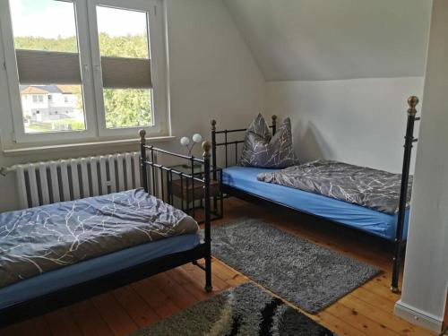 una camera con due letti e una finestra di Haus Waldliebe Modern retreat a Hüttenrode