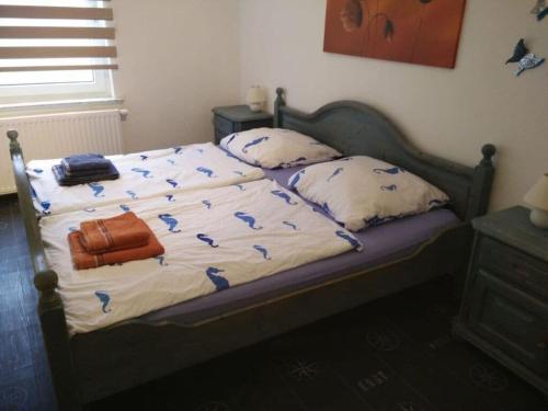 een bed met twee kussens erop bij Borkum Freedom 1 in Borkum