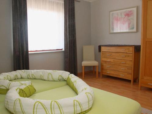 een woonkamer met een bank en een dressoir bij "Am Barschsee" Modern retreat 