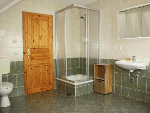 een badkamer met een douche, een toilet en een wastafel bij "Am Barschsee" Modern retreat 