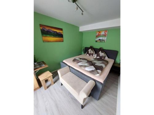 ein Schlafzimmer mit einem Bett mit zwei Hunden darauf in der Unterkunft Apartment Obersalzberberg in Berchtesgaden