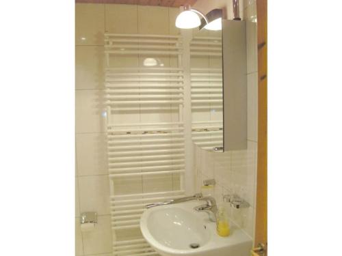 Un baño blanco con lavabo y espejo. en Blauort in Friedrichskoog-Spitze, en Friedrichskoog-Spitz