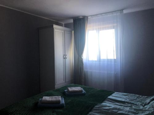 1 dormitorio con 1 cama con 2 toallas en Joy en Oradea