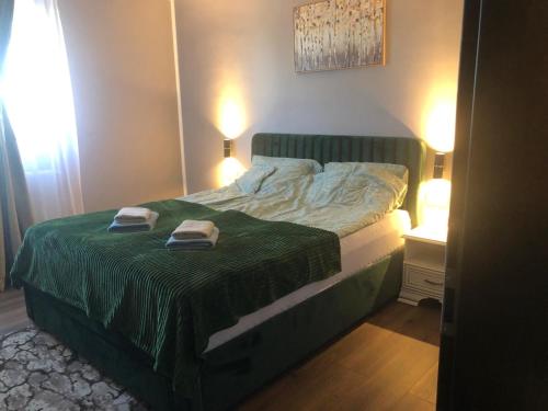 1 dormitorio con 1 cama con 2 toallas en Joy en Oradea