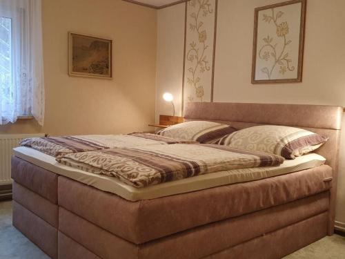 מיטה או מיטות בחדר ב-FeWo Bielsteinblick