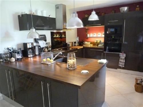 a kitchen with a wooden counter top in a kitchen at Villa Alluro in Andernos-les-Bains