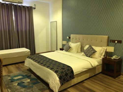 um quarto com uma cama grande num quarto em Lotus Grand View Hotel em Horana