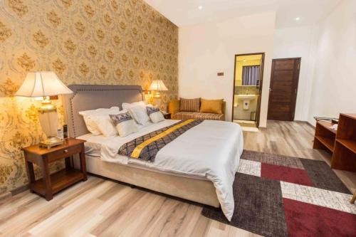 um quarto com uma cama grande e uma sala de estar em Lotus Grand View Hotel em Horana
