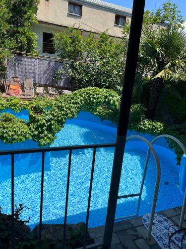 een balkon met uitzicht op een zwembad bij Vintage Villa Mtskheta in Mtskheta