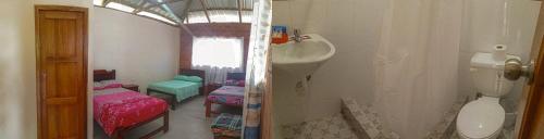 een badkamer met een wastafel, een toilet en een douche bij Yaku Wasi Lodge in Puerto Misahuallí