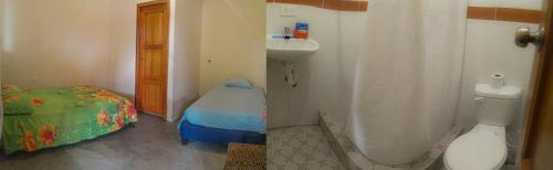 een badkamer met een wastafel, een toilet en een bed bij Yaku Wasi Lodge in Puerto Misahuallí