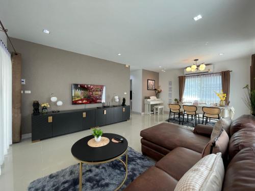 a living room with a couch and a table at AnnaHome89/63@Latkrabang in Ban Khlong Prawet