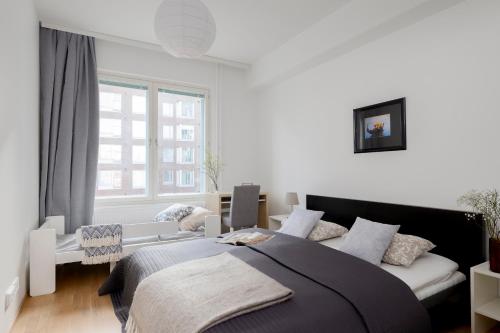 um quarto branco com uma cama e um sofá em 2BR design home 400 m from train station Tikkurila em Vantaa