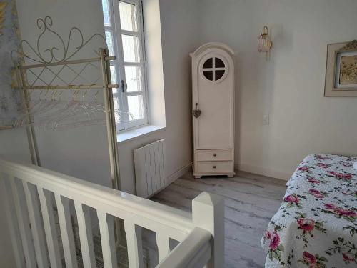 - une chambre avec un lit bébé et une fenêtre dans l'établissement Ty Bonbon, petit cocon avec jardin hyper centre, à Vannes
