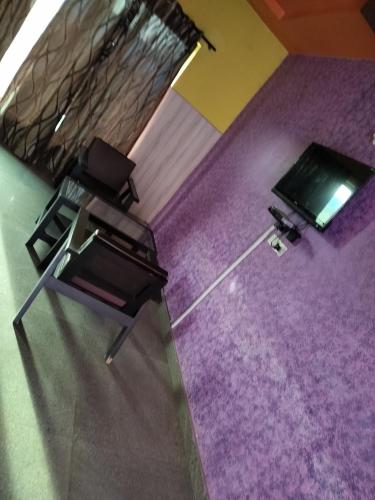 uma vista superior de uma sala de estar com duas cadeiras e uma televisão em Kingston banquet and event center em Kurukshetra