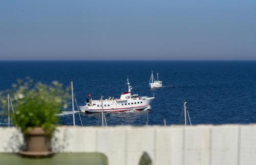 dos barcos flotando en el agua en el océano en Hotel Klippen, en Gudhjem
