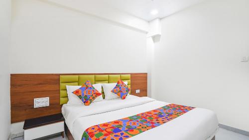 Postel nebo postele na pokoji v ubytování FabHotel Vishala In