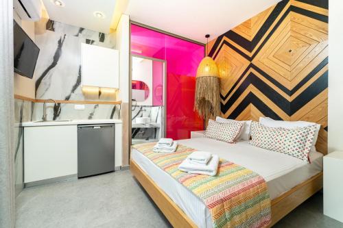 um pequeno quarto com uma cama e um lavatório em Reverie em Limenaria