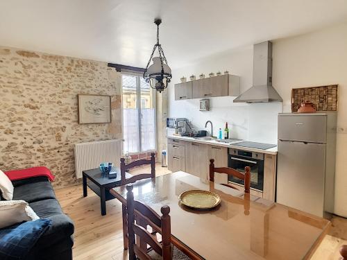 Il comprend une cuisine, un salon et une salle à manger avec une table. dans l'établissement Cordeliers Dandelion, à Sarlat-la-Canéda