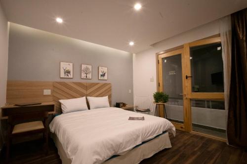 Кровать или кровати в номере Vindy House