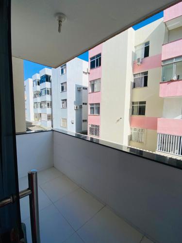 een balkon met uitzicht op een gebouw bij Apartamento Amplo Luzia Próx Shopping Jardins in Aracaju