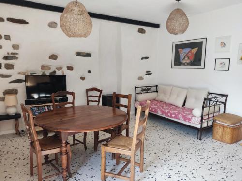 TV a/nebo společenská místnost v ubytování Charmant appartement dans l’Ancienne Mairie