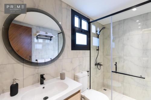 蘇哈爾的住宿－Sohar Hotel - فندق صحار，一间带水槽、镜子和卫生间的浴室